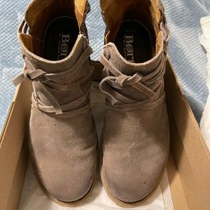 Born Size 9 ankle zip up boots